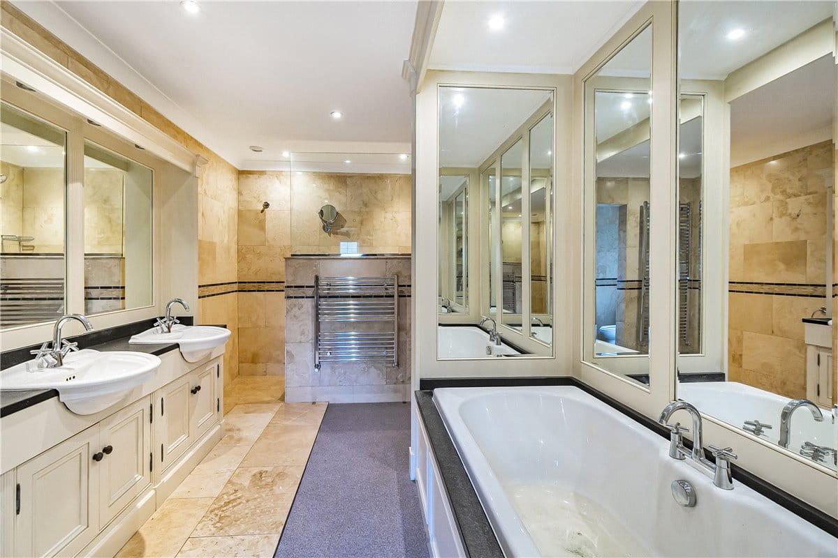 6 bedroom house, Towers Lane, Crofton WF4 - Available