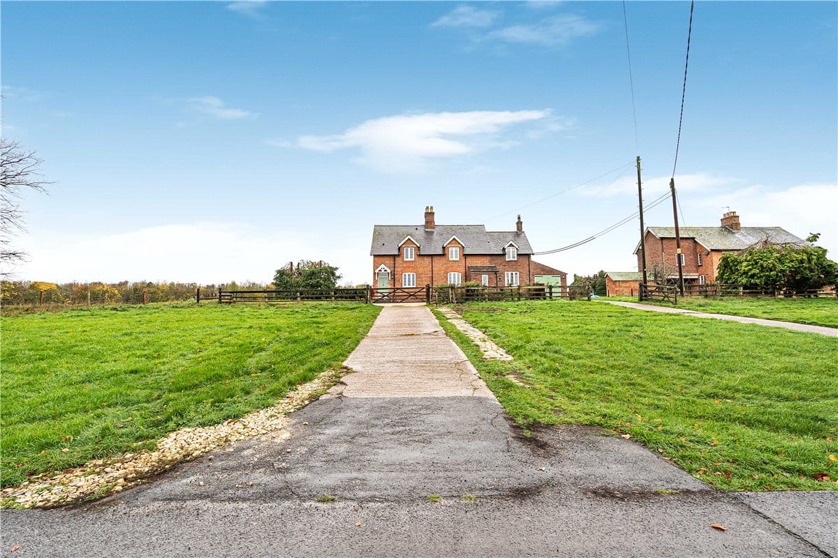 2 bedroom house, Manor Farm Cottages, Ardley Road OX25 - Available