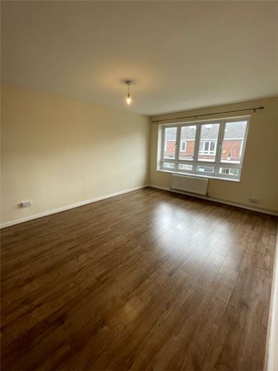 3 bedroom flat, The Precinct, School Road CV35 - Available