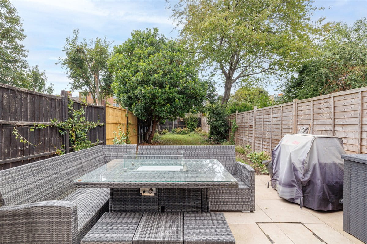 2 bedroom flat, Niton Street, Bishops Park SW6