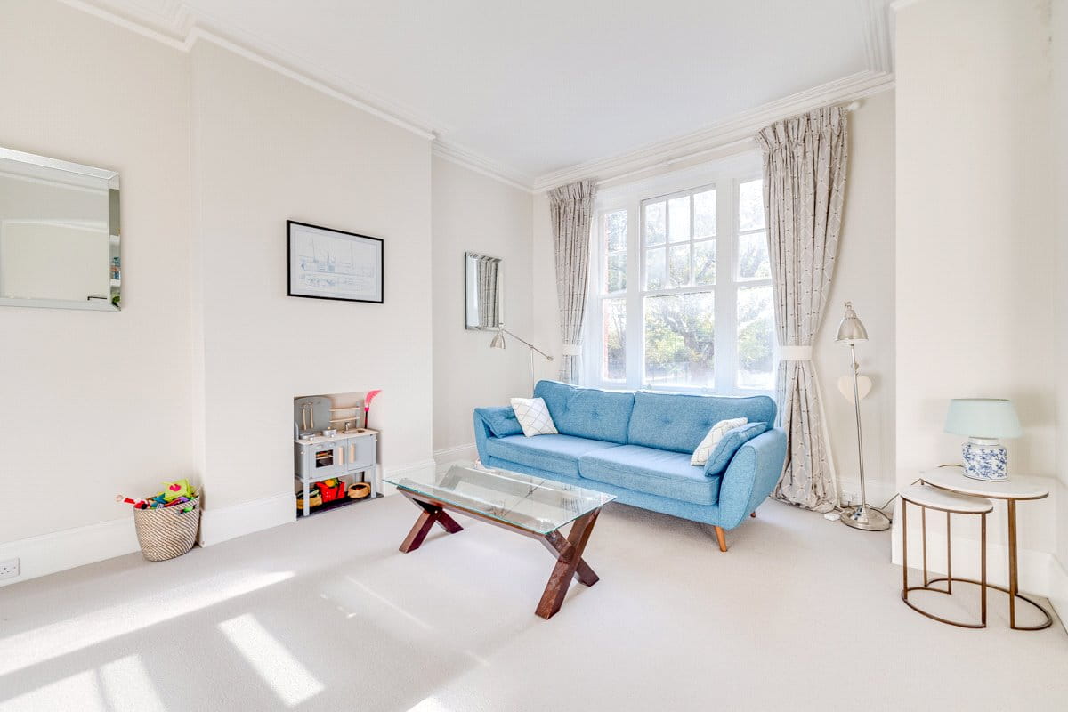 2 bedroom flat, Bishops Mansions, Bishops Park Road SW6 - Let Agreed