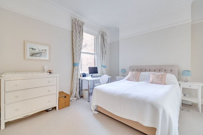 2 bedroom flat, Bishops Mansions, Bishops Park Road SW6 - Let Agreed