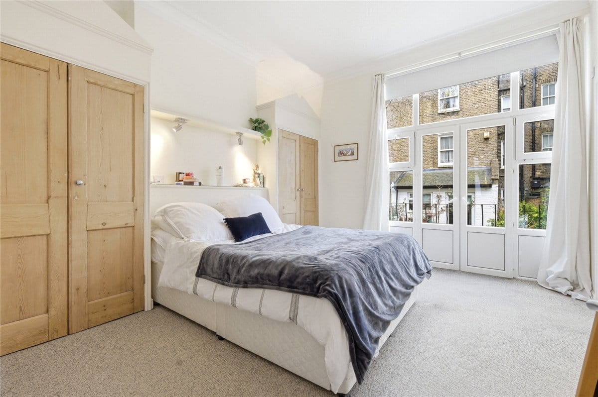 1 bedroom flat, Crookham Road, London SW6 - Let Agreed