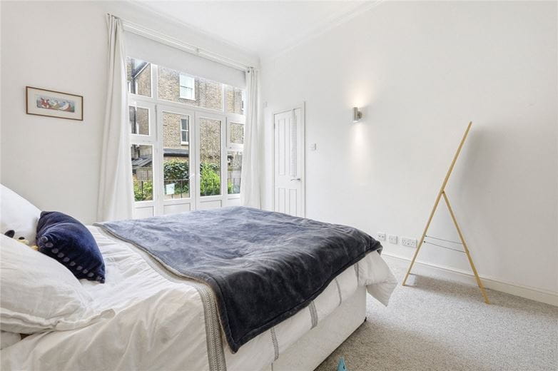 1 bedroom flat, Crookham Road, London SW6 - Let Agreed