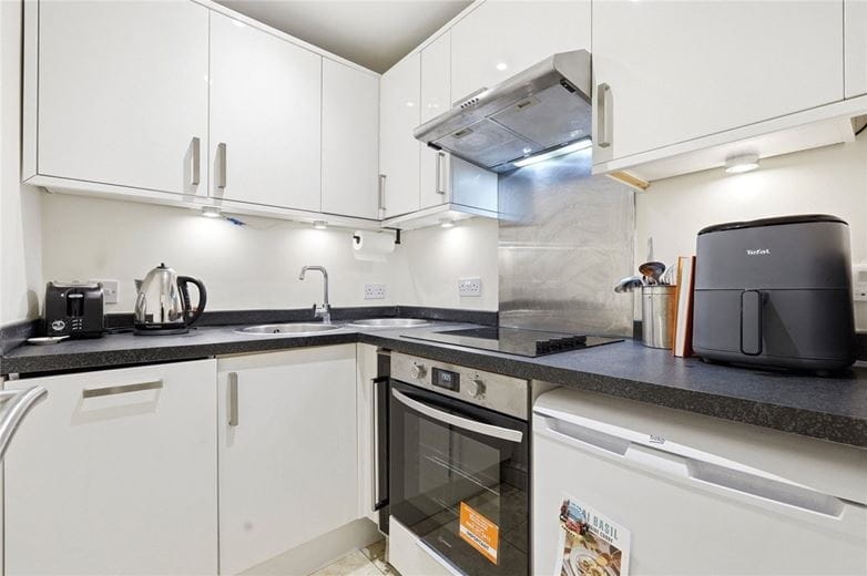 1 bedroom flat, Crookham Road, London SW6 - Let Agreed