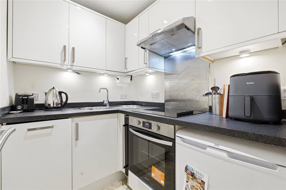 1 bedroom flat, Crookham Road, London SW6 - Let Agreed