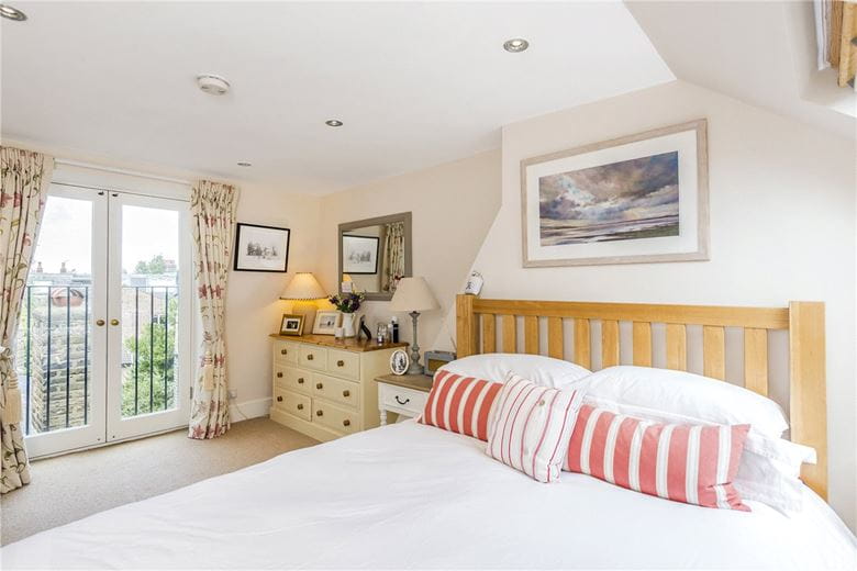 2 bedroom flat, Inglethorpe Street, London SW6 - Let Agreed