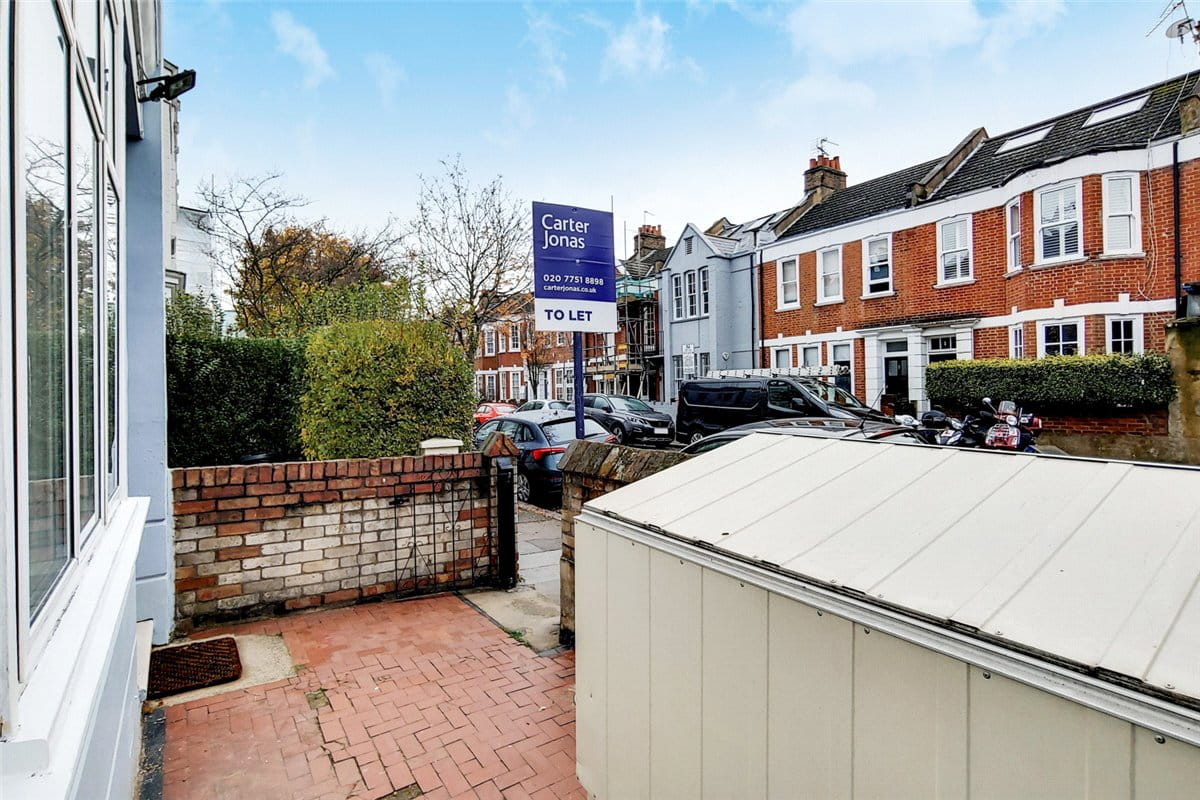 2 bedroom flat, Sedlescombe Road, London SW6 - Let Agreed