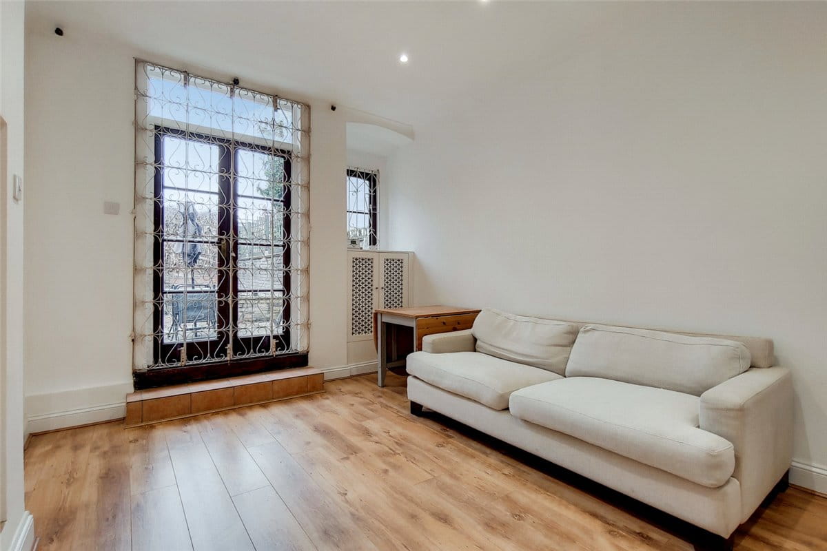 2 bedroom flat, Sedlescombe Road, London SW6 - Let Agreed