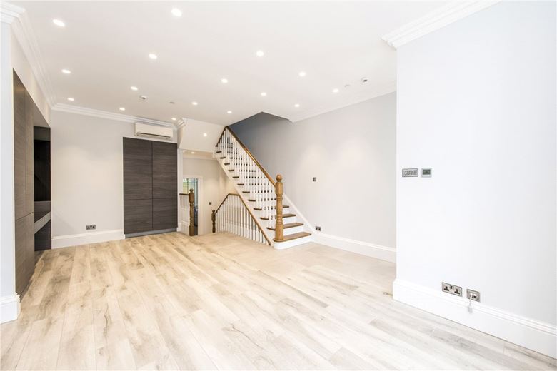 5 bedroom house, Kimbell Gardens, London SW6 - Available
