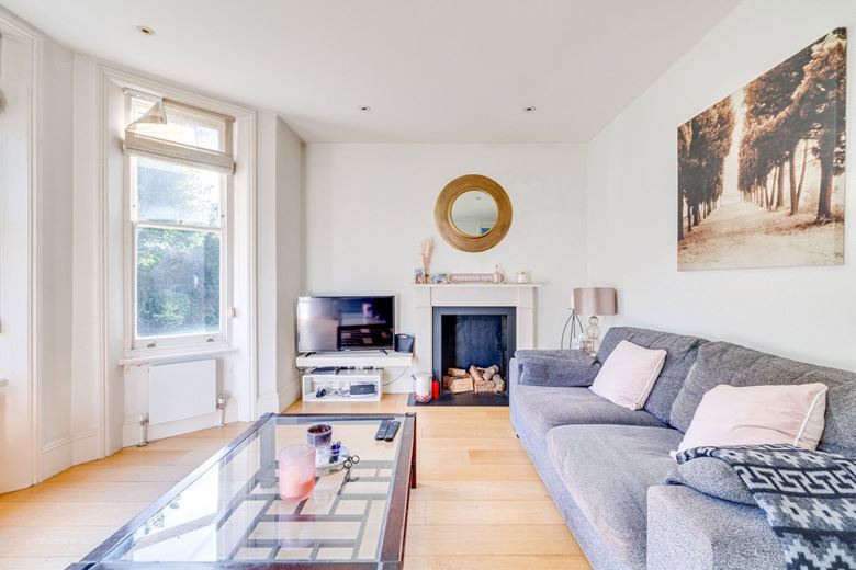3 bedroom flat, Drive Mansions, Fulham Road SW6 - Available