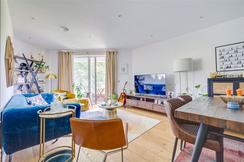 2 bedroom flat, Lillie Road, London SW6 - Available