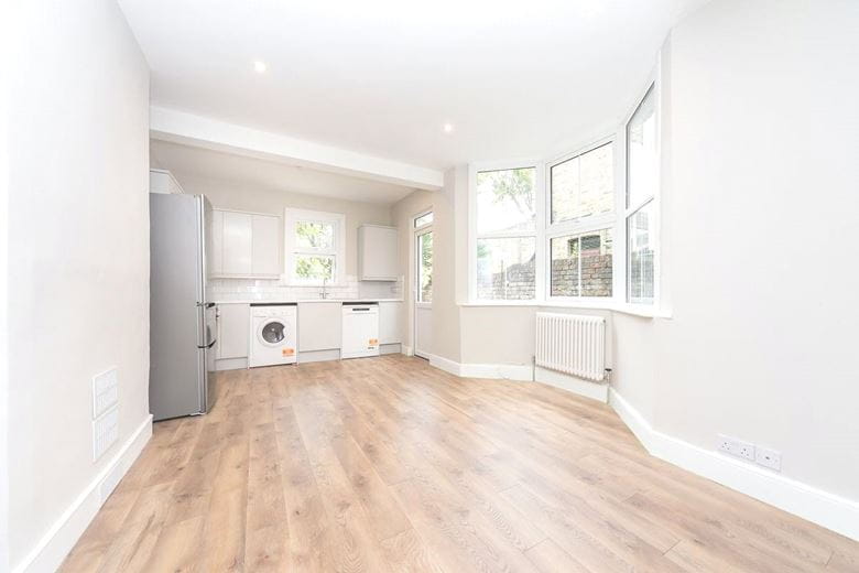 2 bedroom flat, Racton Road, London SW6 - Available