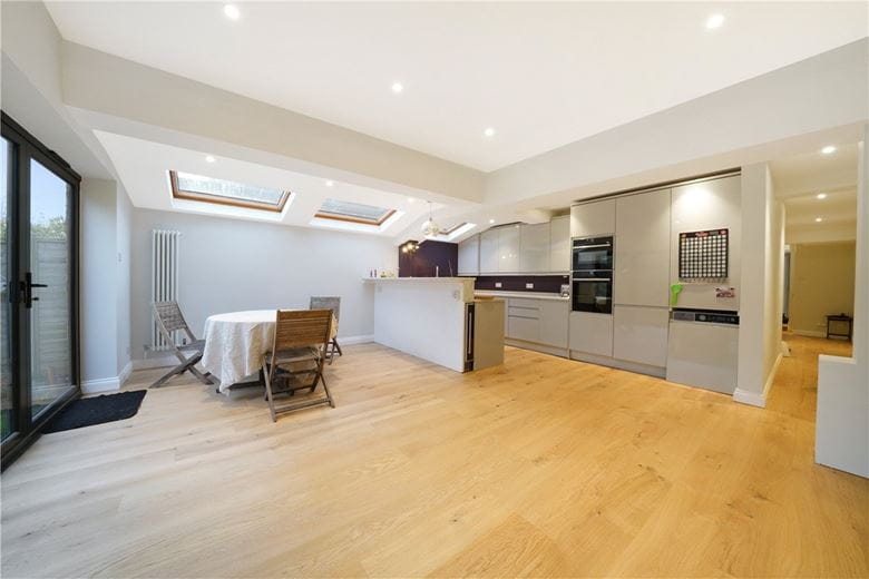 3 bedroom flat, Langthorne Street, London SW6 - Available