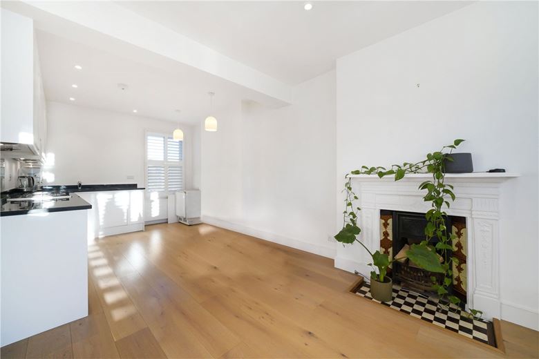 2 bedroom flat, Langthorne Street, London SW6