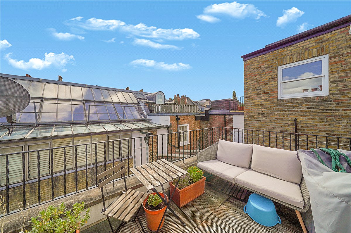 2 bedroom flat, Rigault Road, London SW6 - Let Agreed