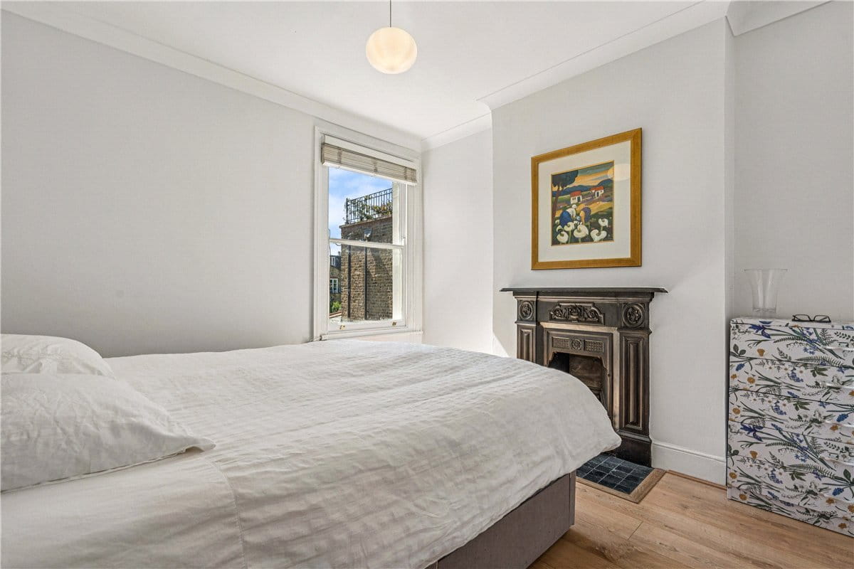 3 bedroom flat, Queensmill Road, London SW6 - Available