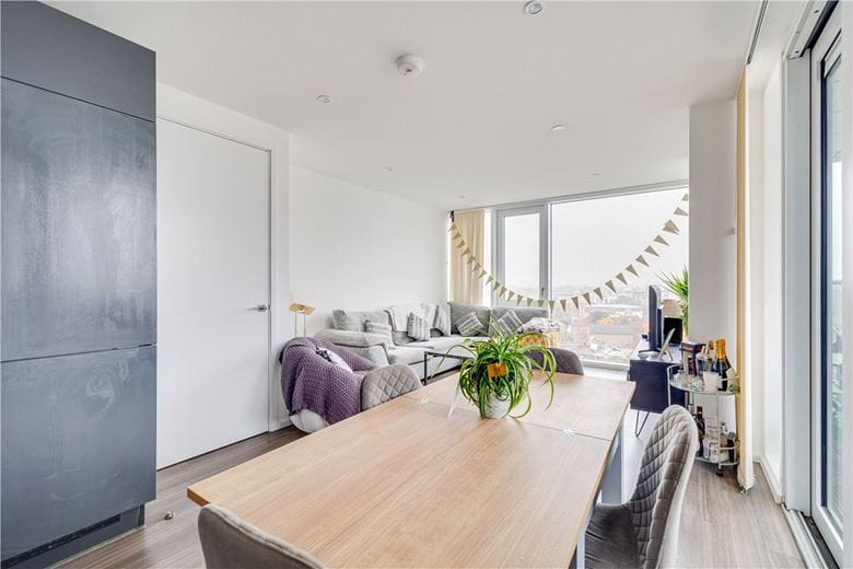 2 bedroom flat, Spectrum Way, London SW18 - Available