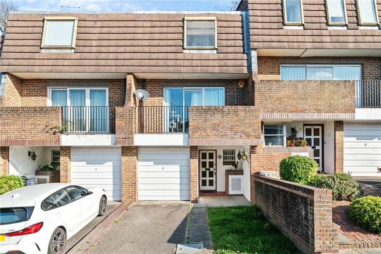 3 bedroom house, Heights Close, London SW20 - Available
