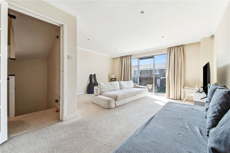 3 bedroom house, Heights Close, London SW20 - Available