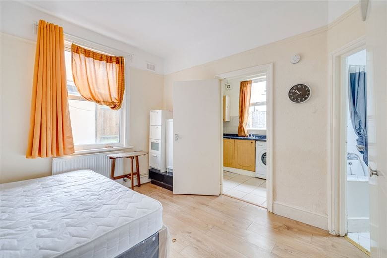  bedroom house, Brookwood Road, London SW18 - Available