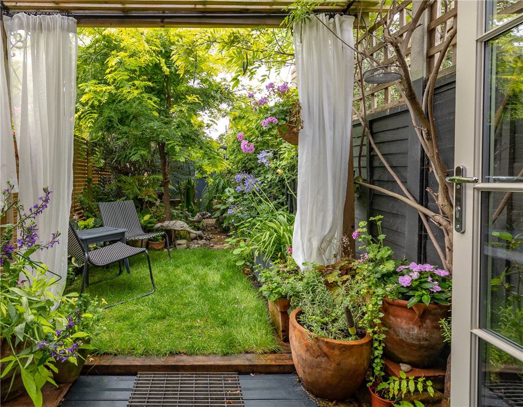 2 bedroom flat, Trentham Street, London SW18 - Sold STC