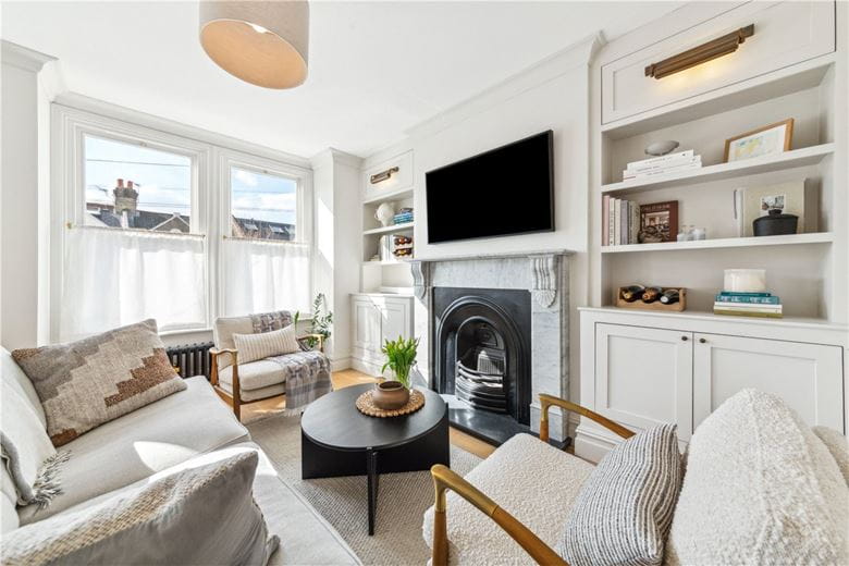 3 bedroom flat, Trentham Street, Wandsworth SW18 - Available
