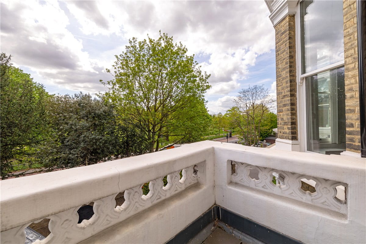 1 bedroom flat, Clapham Common North Side, London SW4 - Sold STC