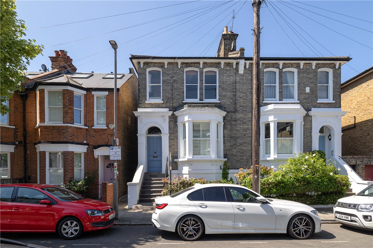 1 bedroom flat, Ringford Road, London SW18 - Available