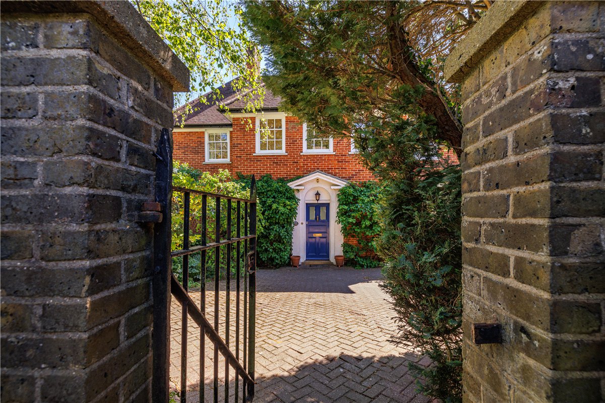 4 bedroom house, Albert Drive, London SW19 - Available