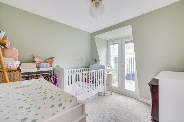 3 bedroom flat, Camborne Road, London SW18 - Available