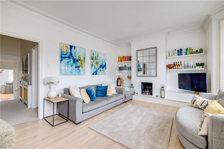 2 bedroom flat, Amerland Road, London SW18 - Available