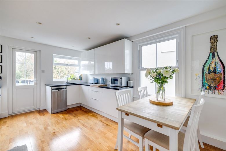2 bedroom flat, Amerland Road, London SW18 - Available