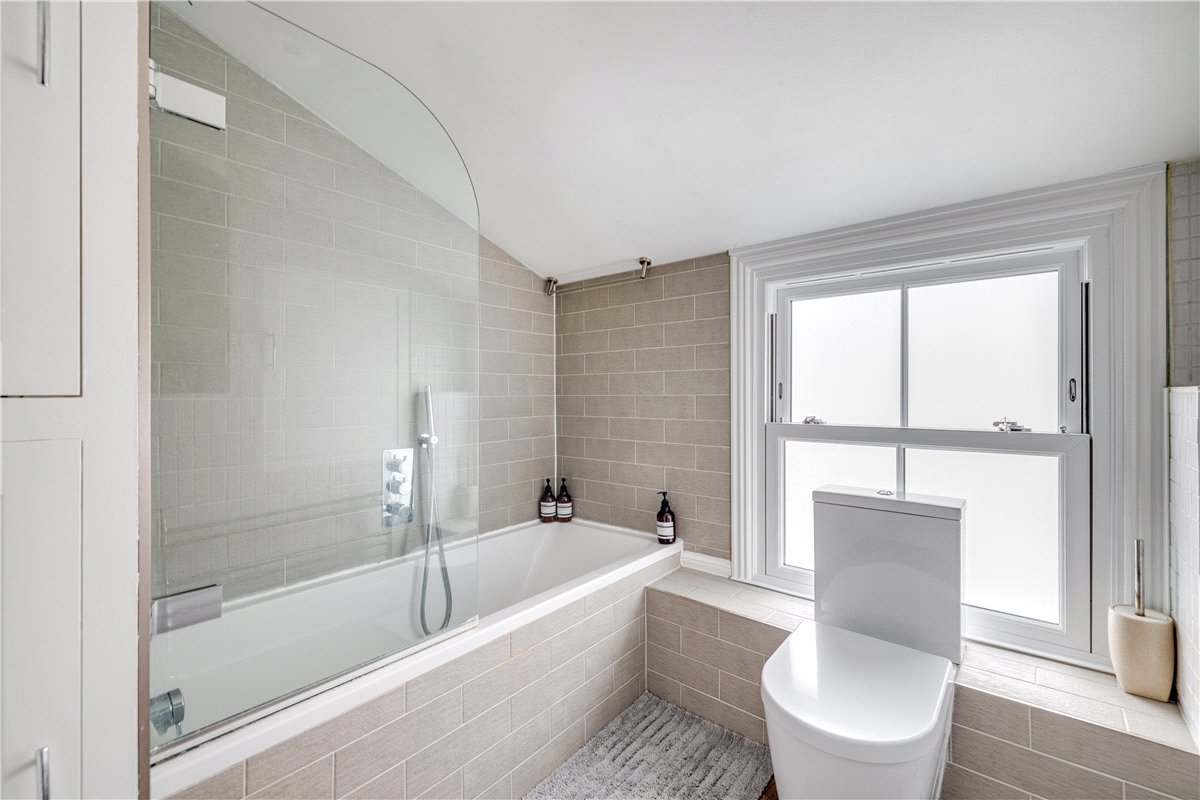 2 bedroom flat, Amerland Road, London SW18 - Available