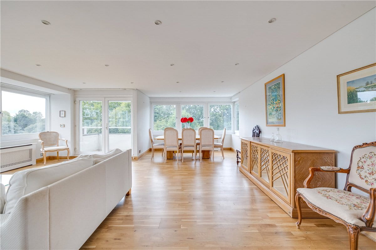 2 bedroom flat, Somerset Road, London SW19 - Available