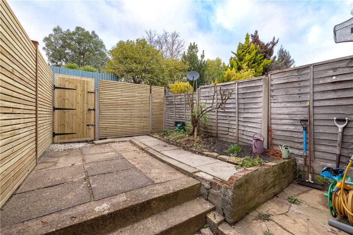 3 bedroom flat, Balvernie Grove, London SW18 - Sold STC