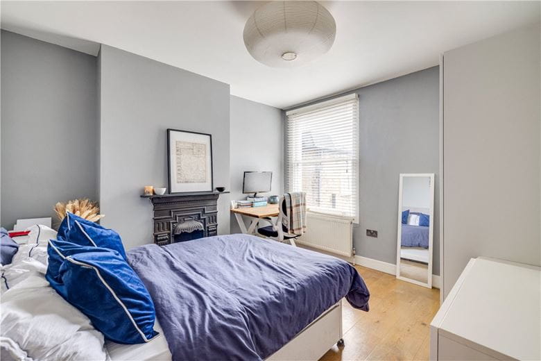 3 bedroom flat, Trentham Street, London SW18 - Available