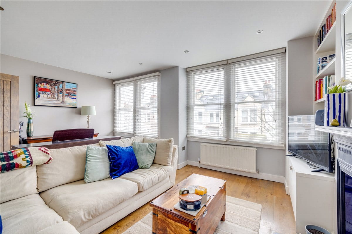 3 bedroom flat, Trentham Street, London SW18 - Available