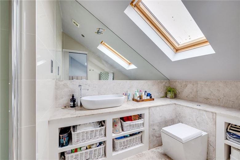 3 bedroom flat, Trentham Street, London SW18 - Available