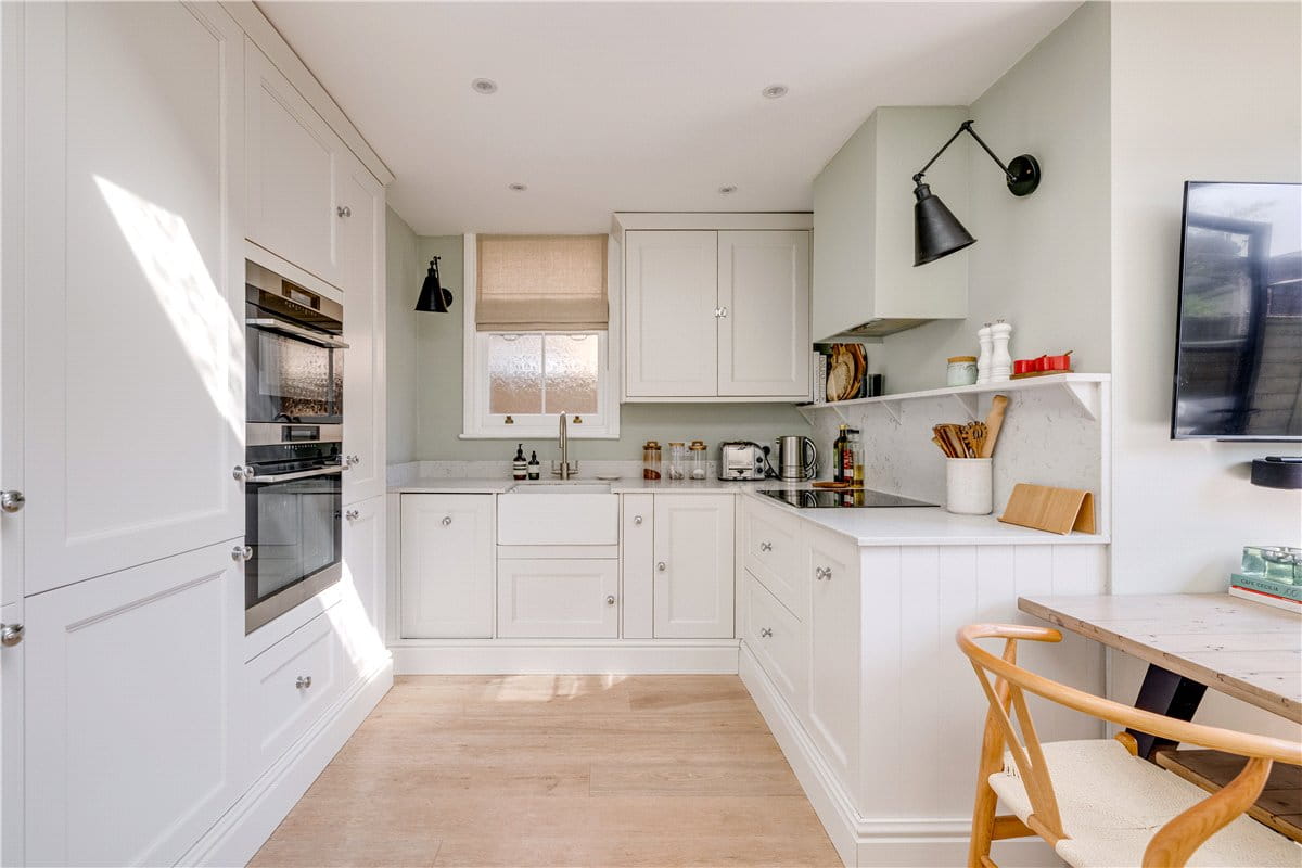 2 bedroom flat, Trentham Street, London SW18 - Available