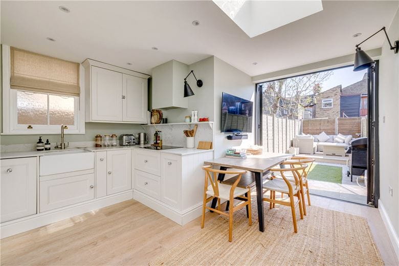 2 bedroom flat, Trentham Street, London SW18 - Available