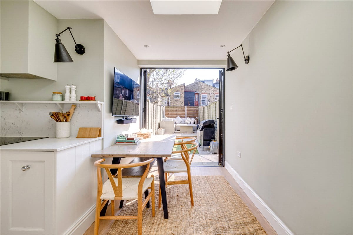 2 bedroom flat, Trentham Street, London SW18 - Available