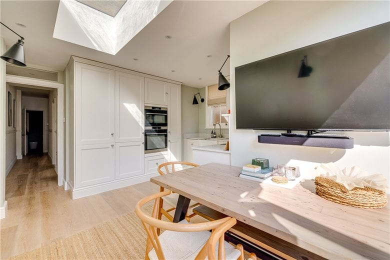 2 bedroom flat, Trentham Street, London SW18 - Available