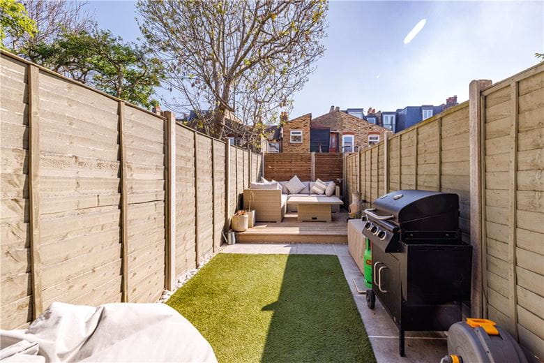 2 bedroom flat, Trentham Street, London SW18 - Available