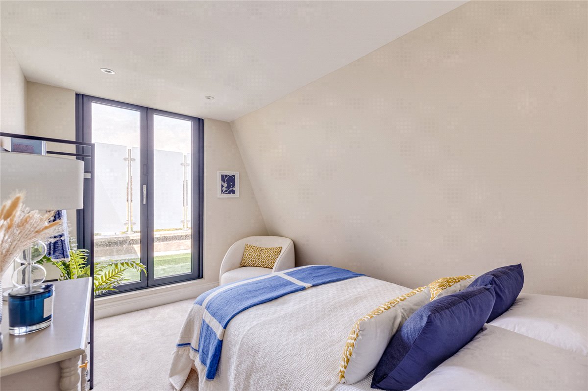 3 bedroom flat, Standen Road, London SW18 - Available
