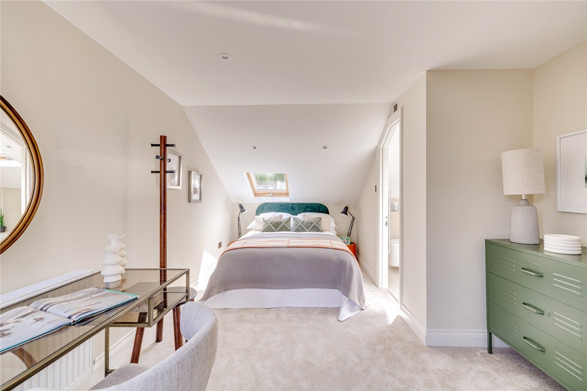 3 bedroom flat, Standen Road, London SW18 - Available