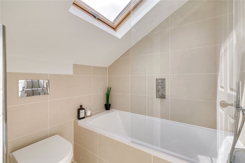 3 bedroom flat, Standen Road, London SW18 - Available