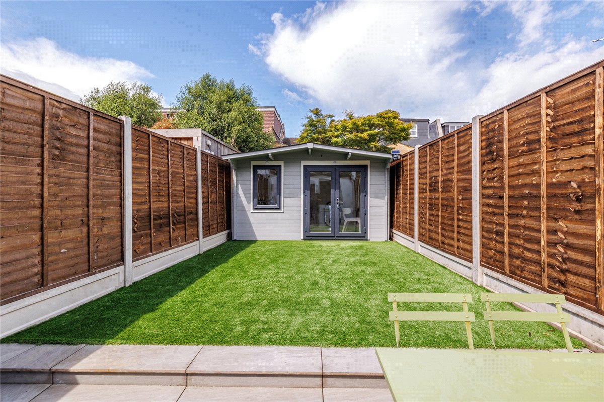 2 bedroom flat, Standen Road, London SW18 - Available