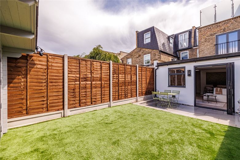 2 bedroom flat, Standen Road, London SW18 - Available