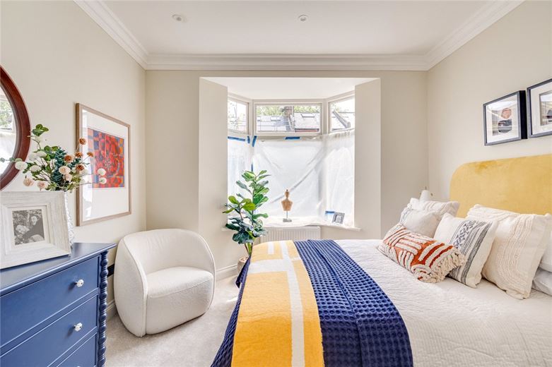 2 bedroom flat, Standen Road, London SW18 - Available